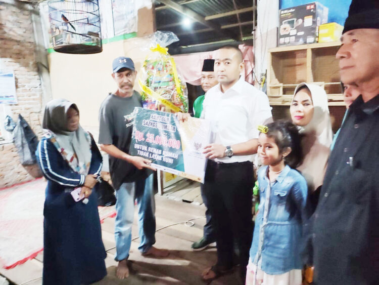BEDAH RUMAH— Wakil Gubernur Sumatera Barat Audy Joinaldy serahkan bantuan bedah rumah  Helmi Yardi, si buruh tani yang tidak layak huni selama 15 tahun ditempatinya, di Baruang Baruang Balantai Koto XI Tarusan.