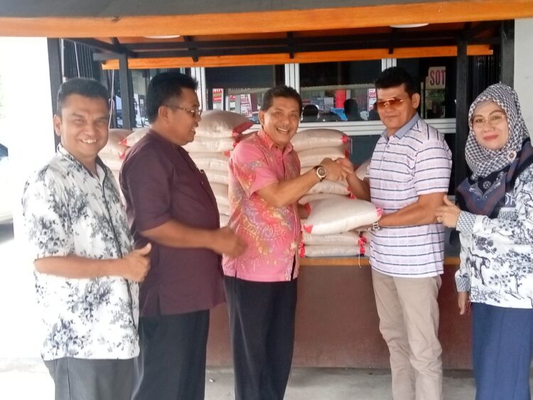 SERAHKAN—Sekretaris DPD PKDP Kota Padang, Roni didampingi Ketua Dewan Pembina PKDP Kota Padang, Saharman Zamhar serahkan bantuan.