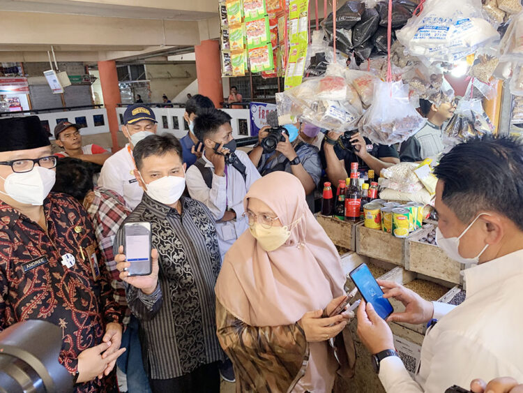 LAUNCHING-Kepala BI Sumbar, Wahyu Purnama A bersama Pj Sekda Padang, Fitriati mencoba langsung membayar belanjaan di Pasar Raya Padang menggunakan  QRIS.