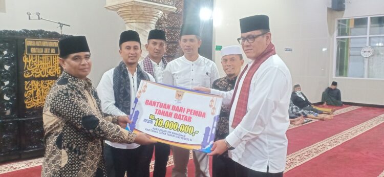 Safari Ramadhan Tim I Pemerintah Daerah Tanahdatar, Bank Nagari Serahkan Bantuan untuk Masjid Jami’ Sumanik 1 BANTUAN— Asisten I Pemkab Tanahdatar Elizar menyerahkan bantuan sebesar Rp10 juta untuk Masjid Jami’ Sumanik.