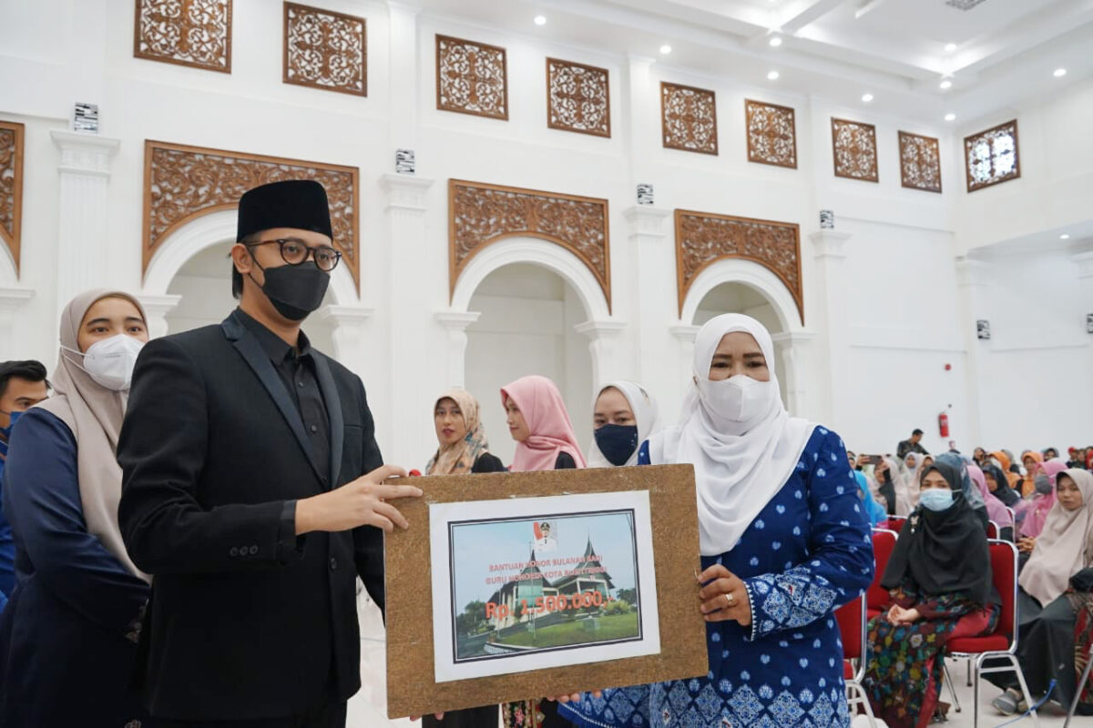 Pemko Bukittinggi Salurkan tunjangan Guru honorer Se