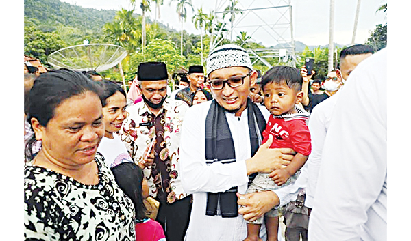 DATANGI RUMAH PENERIMA BANTUAN— Wali Kota Padang, Hendri Septa, saat menjemput penerima bantuan bedah rumah, Syaiful Efendi dan keluarga, di Bungus Teluk Kabung, Rabu (6/4). Wako sempat menggendong salah seorang anak penerima bantuan yang dibawa menginap di Rumah Dinas Wako, di Jalan Ahmad Yani.