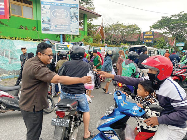 TAKJIL GRATIS—Pemko Bukittinggi bersama Baznas Kota Bukittinggi gelar “Gerakan 1000 Takjil Gratis” pada Ramadhan 1443 H ini untuk dibagi-bagikan kepada warga.