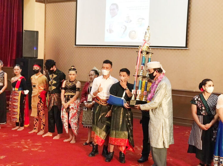 Fazri Arif Sahputra, anggota Maiyosta Dance Company (MDC) Padang Panjang meraih juara 1 dalam ajang Gentra Lestari Budaya kategori Tunggal Dewasa Tingkat Nasional.