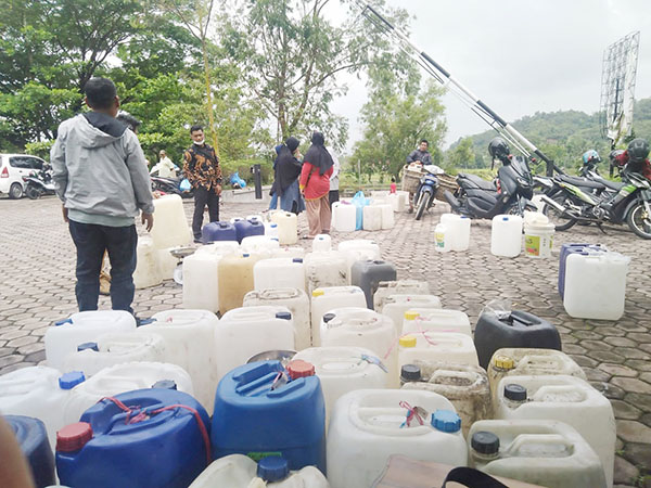 PENGAWASAN— Tim Pemkab Limapuluh Kota saat mengawasi pendistribusian migor kepada pelaku UMKM yang ada.