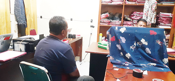 Pelaku Penyelewengan BBM Bersubsidi Diciduk di Pariaman, Ratusan Liter Solar dan Pertalite Disita 1 BBM BERSUBSIDI— Pelaku IW yang kedapatan menyelewengkan BBM bersubsidi menjalani pemeriksaan di Polres Pariaman usai ditangkap. Selain itu, 11 jeriken berisi solar dan pertalite diamankan.