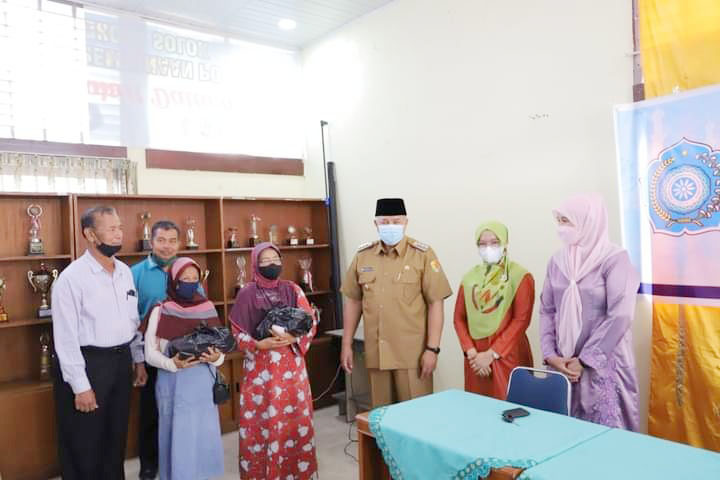 Penyerahan santunan paket lebaran kepada warga kurang mampu