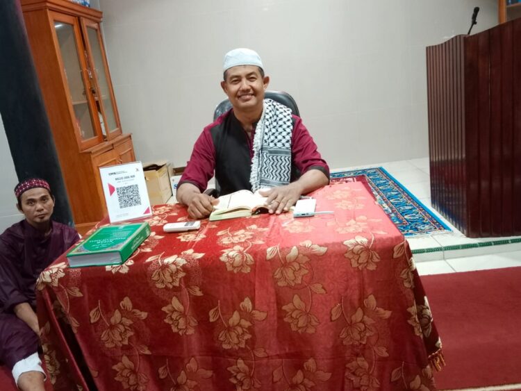 SENYUM KHAS— Kabagren Polres Mentawai AKP H Syafrizen Datuak Rang Batuah, usai mengisi ceramah dengan senyum khasnya membuat jamaah puas dengan isi ceramahnya.