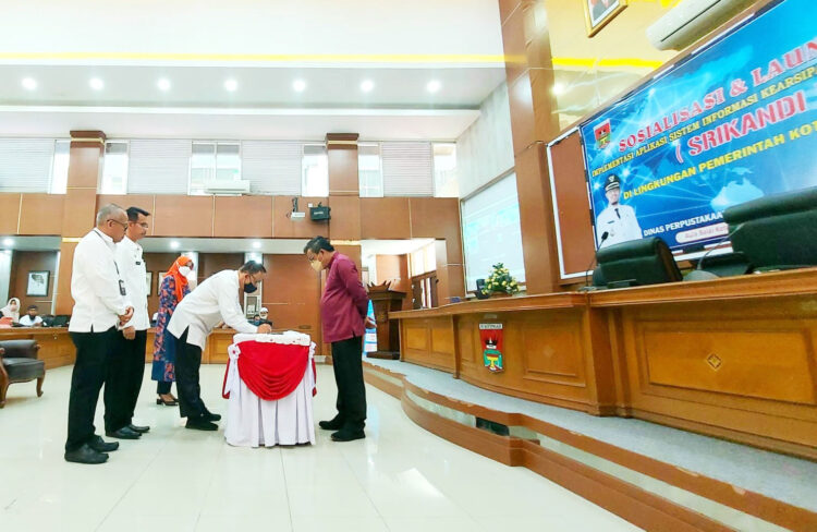 PELUNCURAN— Pemko Bukittinggi melaunching aplikasi Sistem Informasi Kearsipan Dinamis Terintegrasi (Srikandi).
