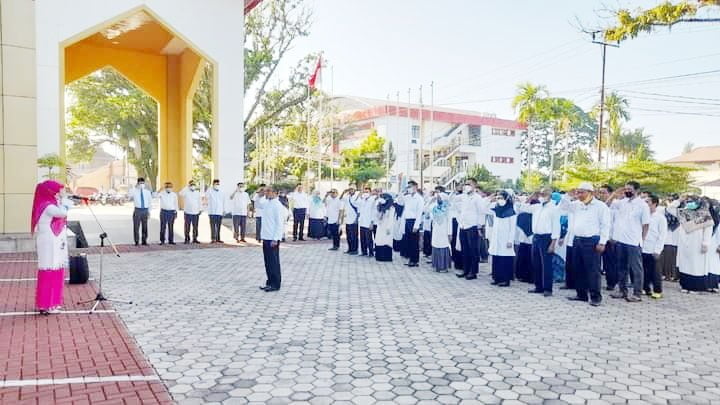 APEL PAGI— Rektor UIN IB Prof Martin Kustati menjadi pembina apel pagi perdana di bulan Ramadhan 1443 H yang dilaksanakan di depan Rektorat kampus 2 UIN Imam Bonjol, Senin (4/4).