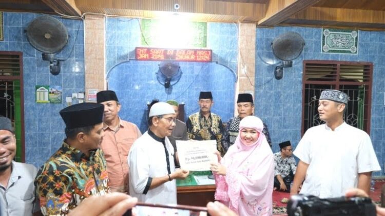 BANTUAN—Rektor Universitas Islam Negeri (UIN) Imam Bonjol Padang Martin Kustati pimpin tim Safari Ramadan V Pemerintah Provinsi (Pemprov) Sumbar serahkan bantuan.