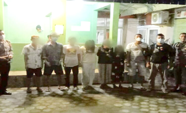 Diduga akan Berbuat Mesum, 3 Pasang Remaja Digerebek Warga di Lubuk Begalung 1 DIDUGA AKAN MESUM— Tiga pasang remaja yang diamankan warga lantaran akan
berbuat mesum diserahkan ke Satpol
PP Padang.