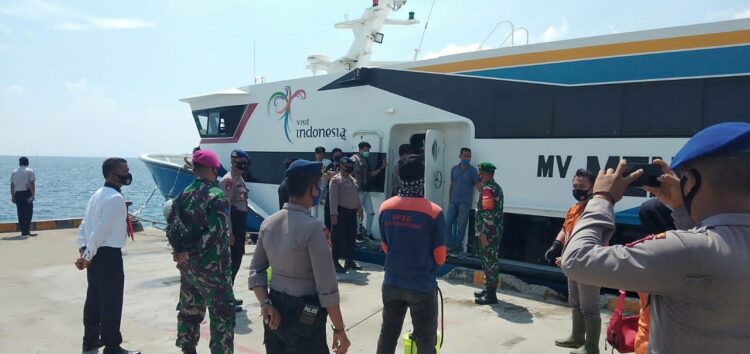 CEK PENUMPANG— Beberapa personel Polres Mentawai bersama Kodim 0319 Mentawai gelar kegiatan check point terhadap penumpang Kapal Mentawai Fast yang  datang dari  Padang di Dermaga Pelabuhan Tuapejat.