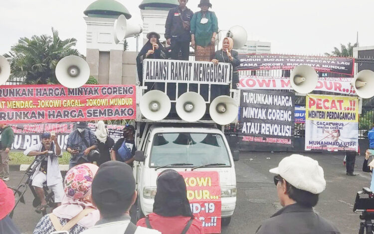 GELAR—Puluhan massa yang didominasi oleh mak-mak dan elemen buruh menggelar aksi di depan gerbang utama Gedung DPR, Jakarta, Kamis (21/4)  pukul 14.00 WIB.