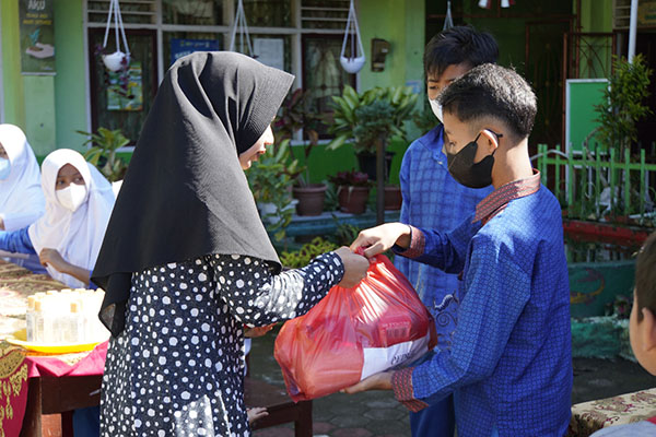 Pupuk Rasa Peduli Murid, SDN 3 PPB Bagikan Sembako 1 SERAHKAN SEMBAKO— Penyerahkan bantuan sembako di Sekolah Dasar Negeri (SDN) 3 Padang Panjang Barat (PPB) kepada yang membutuhkan.