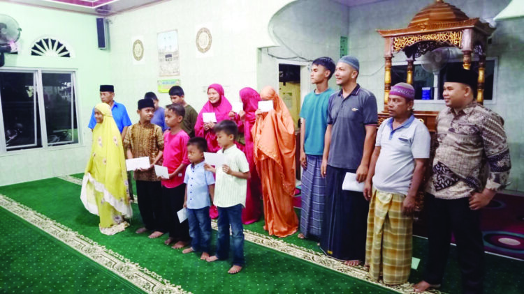 SANTUNAN— Pengurus Masjid Baiturrahmah Simpang IV Mato Aia, Jorong Surabayo, Nagari Lubuk Basung, Kecamatan Lubuk Basung santuni anak yatim piatu pada Ramadan 1443 H.