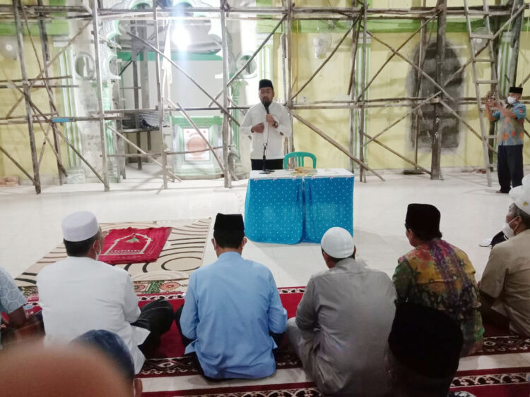 SALURKAN--Rangkaian Safari Ramadan ke Pasbar, Wagub Sumbar Audy Joinaldy menyalurkan bantuan kepada korban gempa di Pasaman Barat.