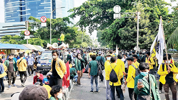 Syarief Hasan: Aksi Adik-Adik Mahasiswa Murni Aspirasi dari Rakyat 1 SAMPAIKAN— Rektor Institut Pertanian Bogor (IPB) Arif Satria menyampaikan pesan terkait Demo Mahasiswa Senin (11/4) hari ini.