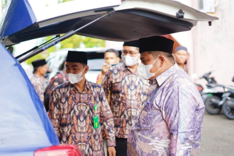 Baznas Padangpariaman Targetkan Rp20 Miliar Dana Zakat Terkumpul 1 Bupati Padangpariaman Suhatri Bur kemarin, launching program 20M_2025_BISA, counter layanan zakat dan pemakaian perdana mobil ambulans BAZNAS bantuan Badan Pengelola Keuangan Haji (BPKH) .