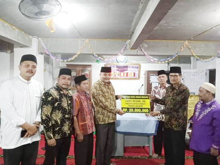 Zarfi Deson Safari Ramadhan ke Masjid Nurul Islam, ”Awasi dan Bimbing Anak Kemanakan” 1 BANTUAN— Anggota DPRD Sumbar Zarfi Deson salurkan bantuan kepada pengrus Masjid Nurul Islam Pasar Gompong, Kambang Barat, Pessel.