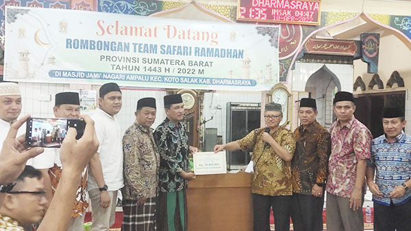BANTUAN-- Kadisnaker Nizam Ul Muluk menyerahkan bantuan kepada pengrus Masjid Jami’ Nagari Ampalu Kecamatan Koto Salak, Kabupaten Dharmasraya.