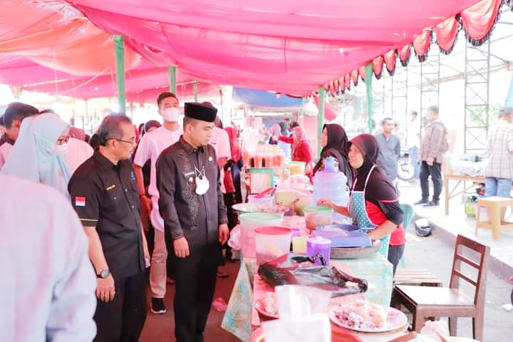 SIDAK— Wakil Wali Kota Solok Ramadhani Kirana Putra yang melibatkan BPOM melakukan inspeksi mendadak (sidak) ke lokasi Pasar Pabukoan.