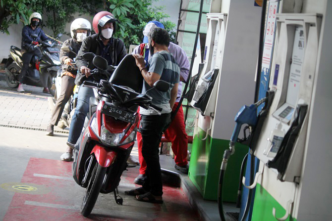 Pengendara motor mengisi BBM jenis Pertalite di sebuah SPBU Pertamina di Jakarta, Jumat (10/1/2021). Pemerintah berencana menghapus BBM RON 88 Premium dan RON 90 Pertalite. Penghapusan jenis tersebut merupakan upaya mendorong penggunaan BBM yang lebih ramah lingkungan. Foto: Dery Ridwansah/ JawaPos.com