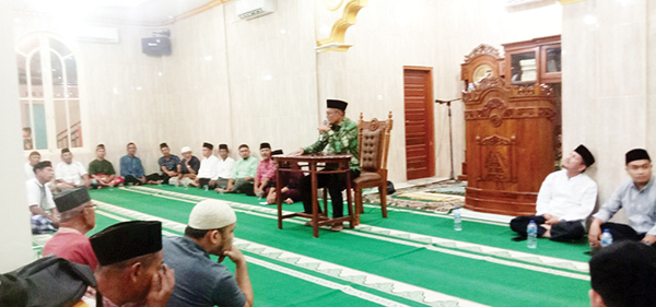 SAFARI RAMADHAN— Ketua DPRD Padang Syafrial Kani melakukan Safari Ramadhan di Masjid Ainul Muttaqin, Kelurahan Koto Lua, Kecamatan Pauh, Sabtu (16/4) malam.