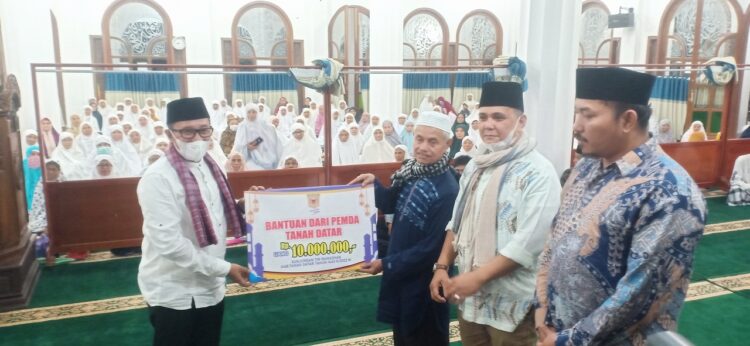Bupati Tanahdatar Pimpin TSR ke Masjid Raya Tanjung 1 BANTUAN PEMBANGUNAN MASJID— Bupati Tanahdatar Eka Putra menyerahkan bantuan untuk kelancaran pembangunan Masjid Raya Tanjung, Kecamatan Sungayang.
