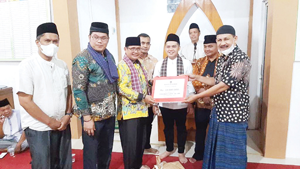BANTUAN MUSHALLA—  Anggota DPRD Padang, Zulhardi Z Latief  menyerahkan bantuan untuk pembangunan Mushalla Ar-Rahman Kompleks Wisma Berbintang RW 03 Kelurahan Kuranji, Kecamatan Kuranji.