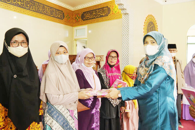 Memperingati Nuzul Qur’an 1443 H, Organisasi Persaudaraan Muslimah (Salimah) Kota Padang Panjang menggelar berbagai kegiatan, di Masjid Nurul Furqan, Kelurahan Tanah Pak Lambik, Minggu (17/4).