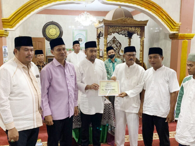 Sambut Pemudik, Pariaman Bangun 15 Ruas Jalan Baru Berkonsep Waterfront City 1 SERAHKAN BANTUAN—Wagub AudyJoinaldy serahkan bantuan pembangunan Masjid Rahmad, Desa Sungai Rambai, Kota Pariaman.