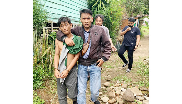 DIRINGKUS—
Sempat menghilang 10 hari usai melakukan penganiayaan terhadap  dua korbannya, Dani (35) akhirnya diringkus tim opsnal reskrim Polres Bukittinggi di kediamannya.