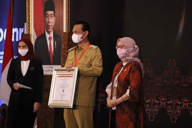 Wako Pariaman Terima Langsung Penghargaan di Jakarta, Raih SAKIP dan RB Award 2021 1 TERIMA PENGHARGAAN— Wako Pariaman H Genius Umar saat menerima penghargaan SAKIP dan RB Award 2021 dari Kemen PAN RB. Penghargaan tersebut diserahkan oleh Kementerian Pendayagunaan Aparatur Negara dan Reformasi Birokrasi (PAN RB) RI.