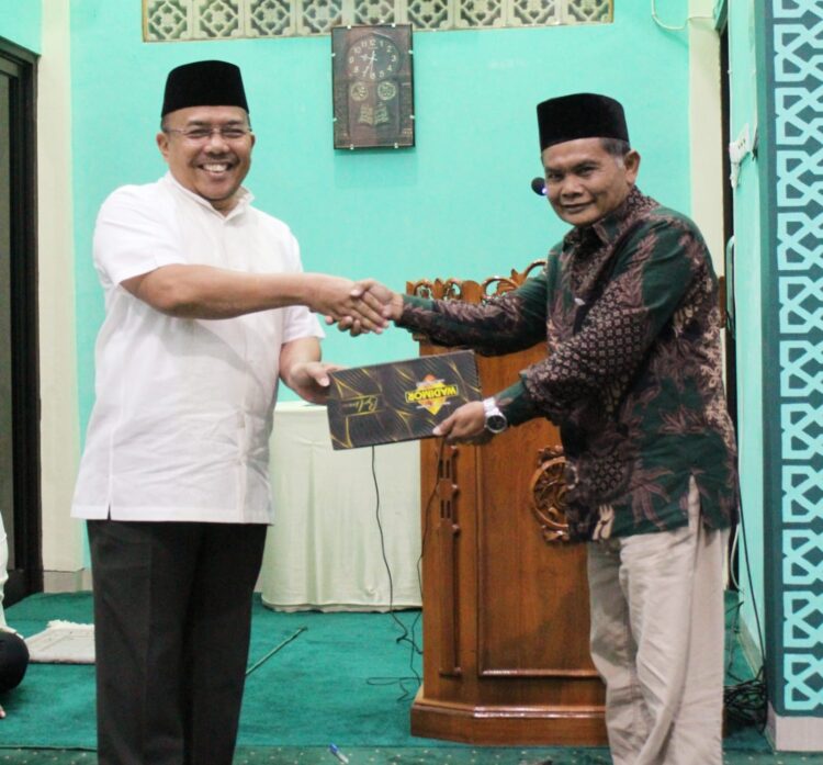 Sekdaprov Ajak Makmurkan Masjid dengan Kegiatan Keagamaan 1 SALURKAN BANTUAN— Sekdaprov Sumbar Hansastri menyerahkan bantuan kepada pengurus Masjid Ar Rasyid Badan Pengawasan Keuangan dan Pembangunan (BPKP) Sumbar pada kunjungan Safari Ramadhan.