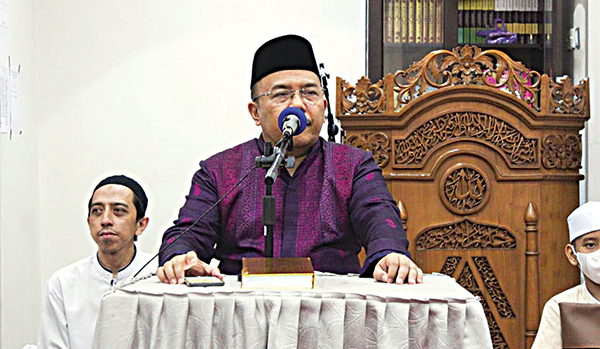 SAMBUTAN— Sekdaprov Sumbar Hansastri, memberi sambutan dalam kunjungan Tim Safari Ramadhan Pemprov di Masjid Al-Kautsar yang terletak di Rawang Panjang, Kecamatan Kototangah, Kamis (21/4).