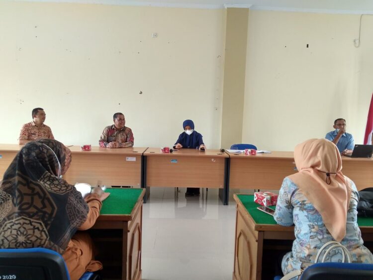 SAMBUTAN—Kadisdik Dasril didampingi Kabid PTK, Danil Defo, saat memberikan sambutan dihadapan guru penggerak di aula Dinas Pendidikan setempat baru-baru ini.