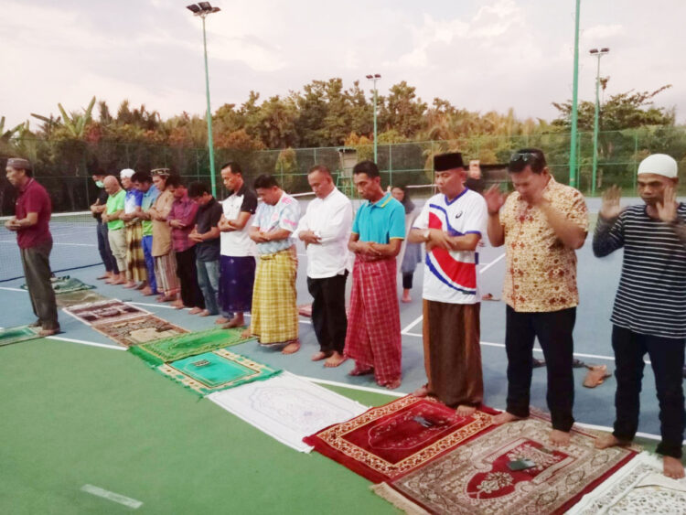 Semarakkan Ramadhan 1443 Hijriah, Anggota PTC Shalat Magrib di Lapangan Tenis Sekora 1 SHALAT BERJAMAAH— Semarakan Ramadhan, anggota Padang Tenis Club PTC melaksanakan shalat Maghrib di Lapangan Tenis Sekora usai berbuka bersama.