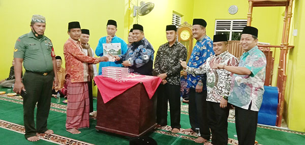 BANTUAN— Bupati Padangpariaman Suhatri Bur saat menyerahklan bantuan kepada guru pada saat TSR ke lokasi, kemarin.