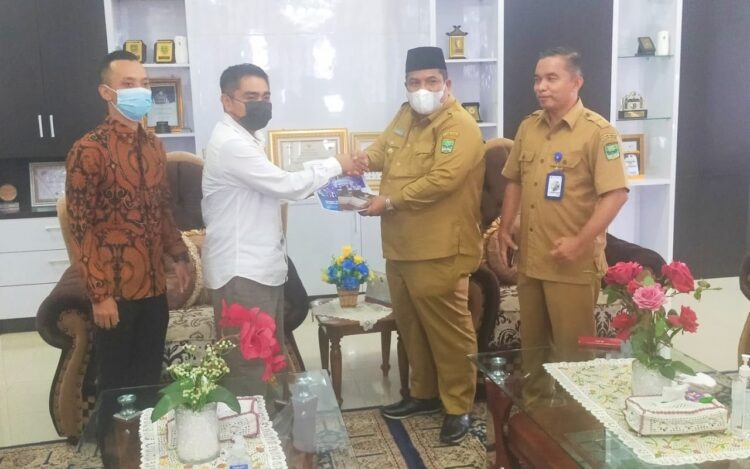 G.PARIAMAN, METRO
Bupati Padangpariaman Suhatri Bur menyatakan kesiapannya dalam mensosialisasi pada setiap kesempatan kepada masyarakat tentang peralihan sistem penyiaran TV analog ke TV digital atau Analog Switch Off (ASO) .