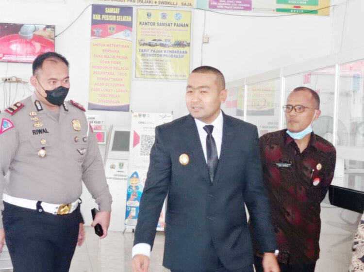 Sidak Samsat Pessel, Wagub Sumbar Tegaskan Jangan Ada Pungli 1 SIDAK—Wakil Gubernur Sumatera Barat Audy Joinaldy didampingi pihak UPTD Samsat Pesisir Selatan lakukan sidak.