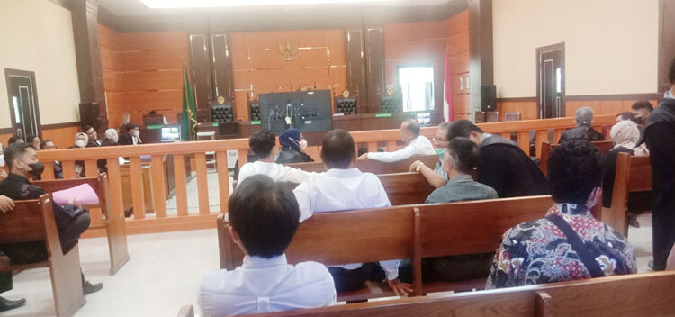 SIDANG PERDANA— Suasana sidang perdana kasus dugaan korupsi ganti rugi lahan tol di Padangpariaman yang digelar di Pengadilan Tindak Pidana Korupsi (Tipikor) Padang.