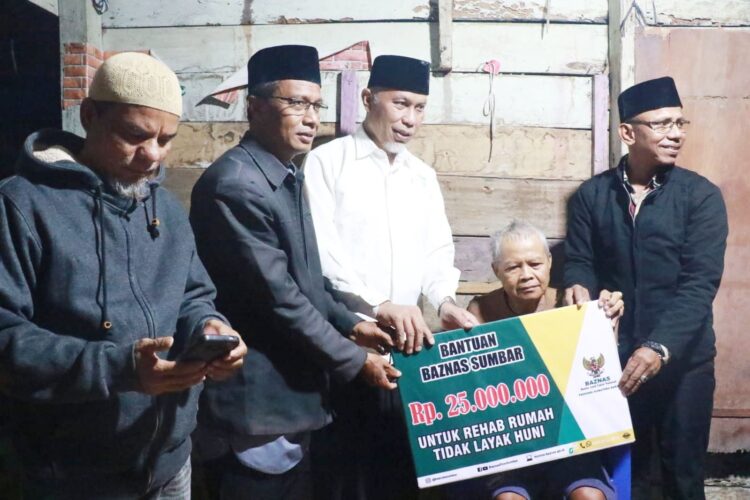SINGGAH SAHUR— Gubernur Mahyeldi serahkan bantuan uang tunai Rp25 juta kepada  Sabar Amad (60) warga  Kampung Baru Koto Nan Ampek, Jorong Sungai Lundang, Nagari Taratak Sungai Lundang, Kecamatan Koto XI Tarusan.