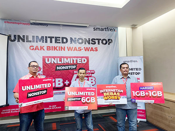 MELUNCURKAN-(KI-KA)Regional Manager Brand Activision Northern Sumatera Smartfren, Jefrie,  Area Sales Manager Sumbar Smartfren, A Fakhrurrozi, dan Spv Brand Activision, Ayub Haryono saat meluncurkan Program Unlimited Non-stop Smartfren di Padang.