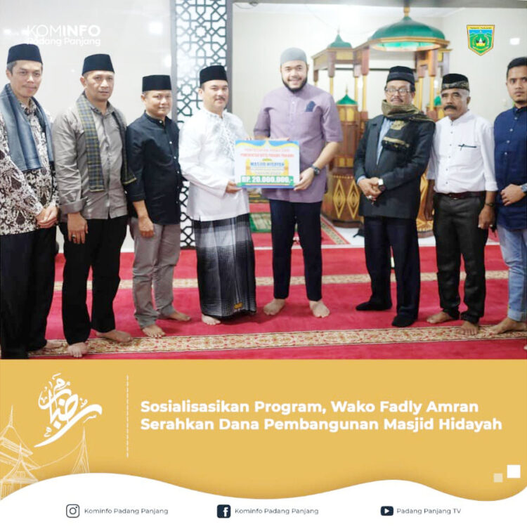 BANTUAN—Wako Fadly Amran serahkan bantuan dana pembangunan Masjid Hidayah.