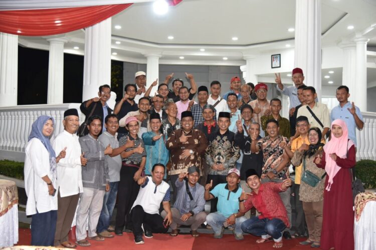 Bupati Padangpariaman Suhatri Bur mengajak semua pihak dalam daerahnya  untuk ikut bersama-sama bahu membangun Kabupaten Padangpariaman.