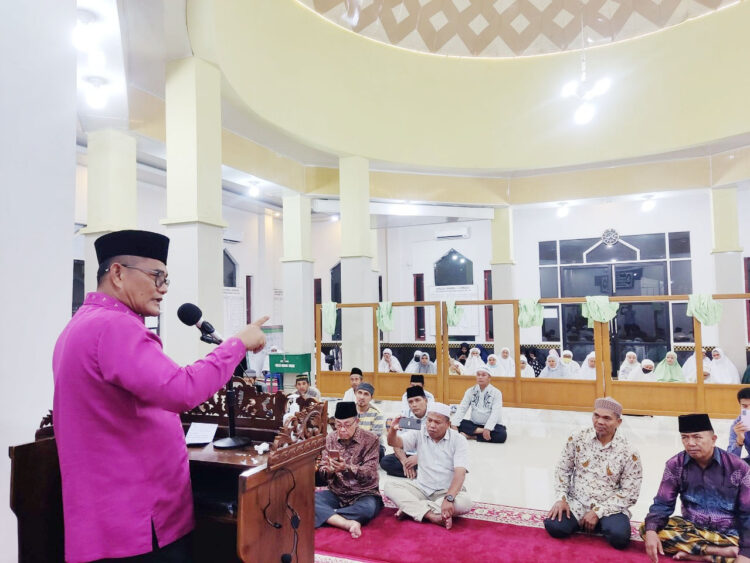 SAMBUTAN—Ketua DPRD Padang Syafrial Kani Dt Rj Jamb beri kata sambutan saat bersafari Ramadhan ke Masjid Khairul Ummah Ulu Raya Gadut, Padang Besi Lubuk Kilangan.