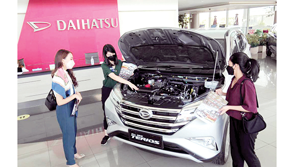 Penjualan Terios Terus Meningkat di Tengah Kompetisi Ketat 1 TERUS DIMINATI— Sales Daihatsu memberikan penjelasan pada konsumen soal fitur terbaru Daihatsu All New Terios di BSD Tangerang, Banten, Selasa (12/4).