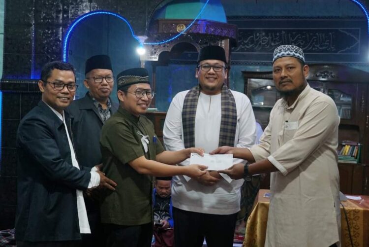 TSR III Pemkab Tanahdatar Kunjungi Masjid Baburrahim Batu Basa 1 SUMBANGAN—Disaksikan Ketua DPRD H. Roni Mulyadi pengurus masjid menerima sumbangan untuk pembangunan.