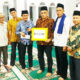 TSR PEmkab Sijunjung menyerahkan bantuan kepada pengruus Masjid Baitul Makmur di Nagari Mundam Sakti Kecamatan IV Nagari